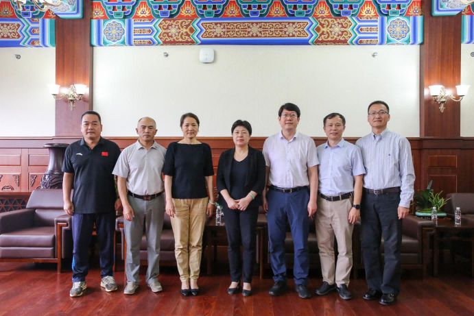 许玫带队赴上海体育大学推进足球学院工作