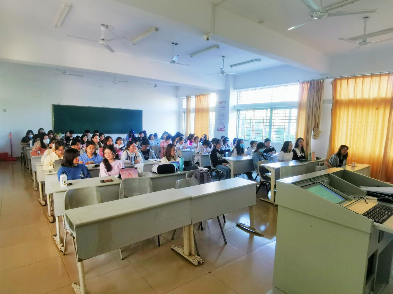 青年之声教育学院创新创业周-海南自由贸易港建设与教育