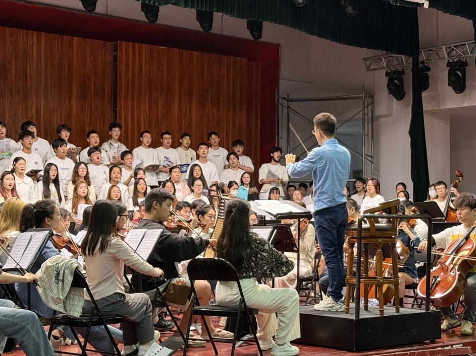 著名指挥家邓文欢教授莅临我院指导排练工作