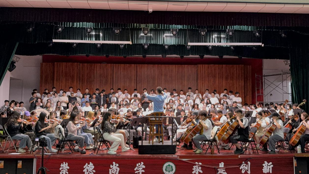 著名指挥家邓文欢教授莅临我院指导排练工作