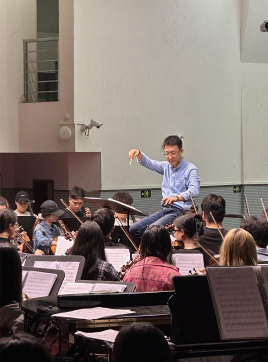 著名指挥家邓文欢教授莅临我院指导排练工作