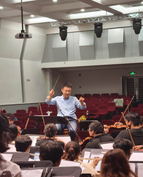 著名指挥家邓文欢教授莅临我院指导排练工作