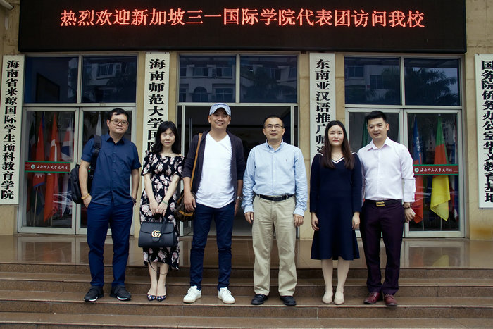 1553676855728786.jpg 全体参会人员在基地楼面前合影.jpg