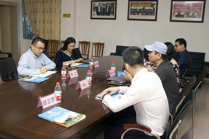 1553676838982862.jpg 双方人员开展会谈.jpg