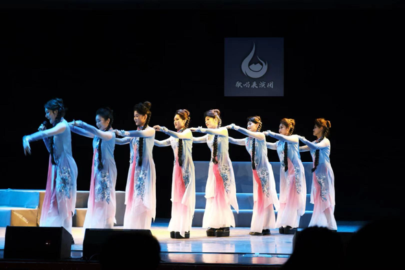 畅享⻘春歌唱表演团成⽴汇演