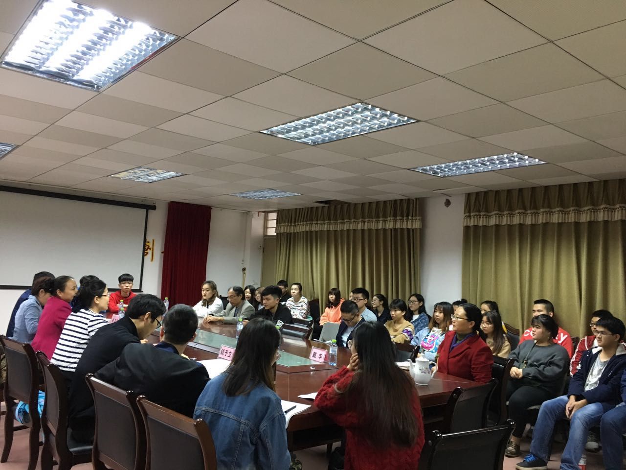 省人大法工委邓云秀副主任来我校与法学院师生座谈