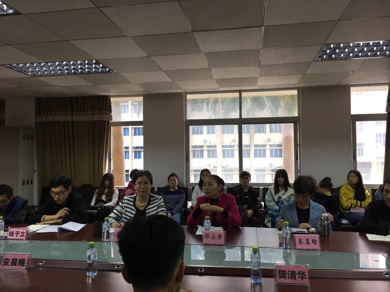 省人大法工委邓云秀副主任来我校与法学院师生座谈