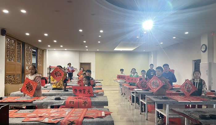 海南中小学生展示自己的春联书法作品（曹志 摄）.png