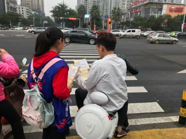 法学院志愿者开展宪法月普法宣传活动