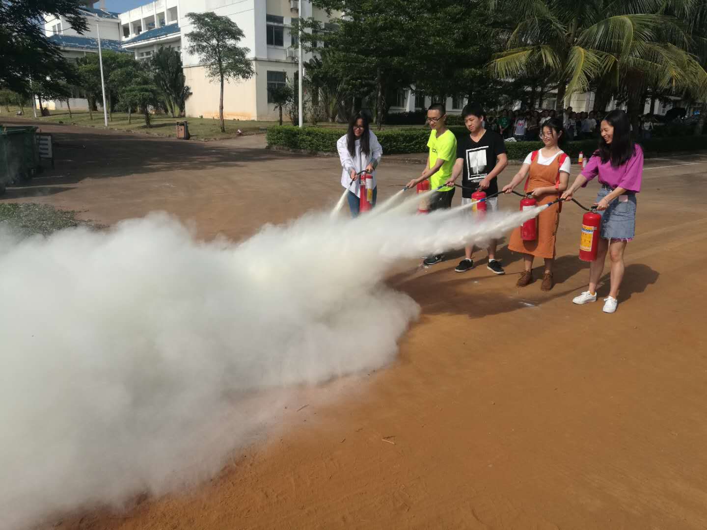 化学与化工学院举办2017级本科生消防安全演练活动