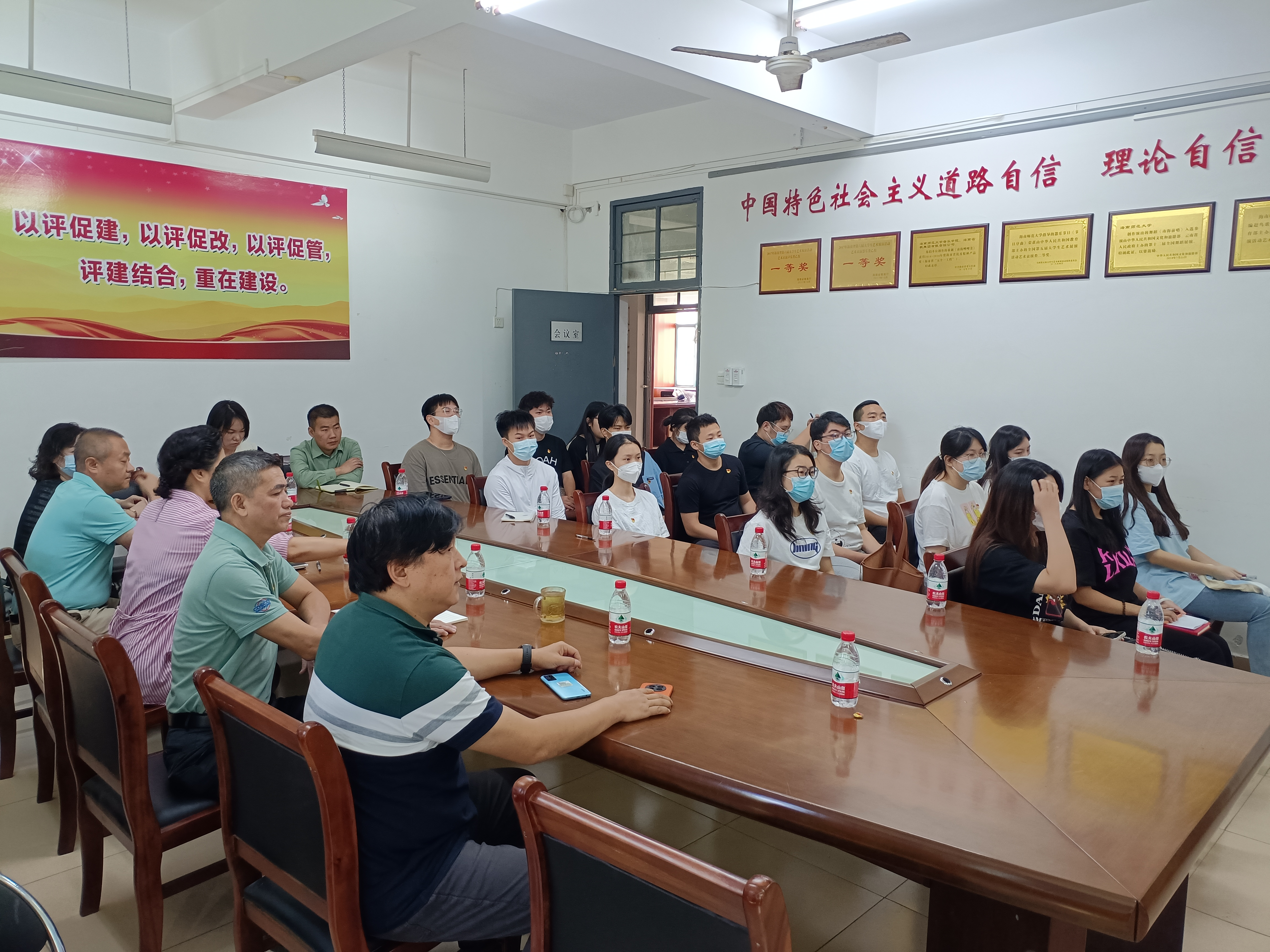 海南师范大学音乐学院师生热切关注党的二十大开幕