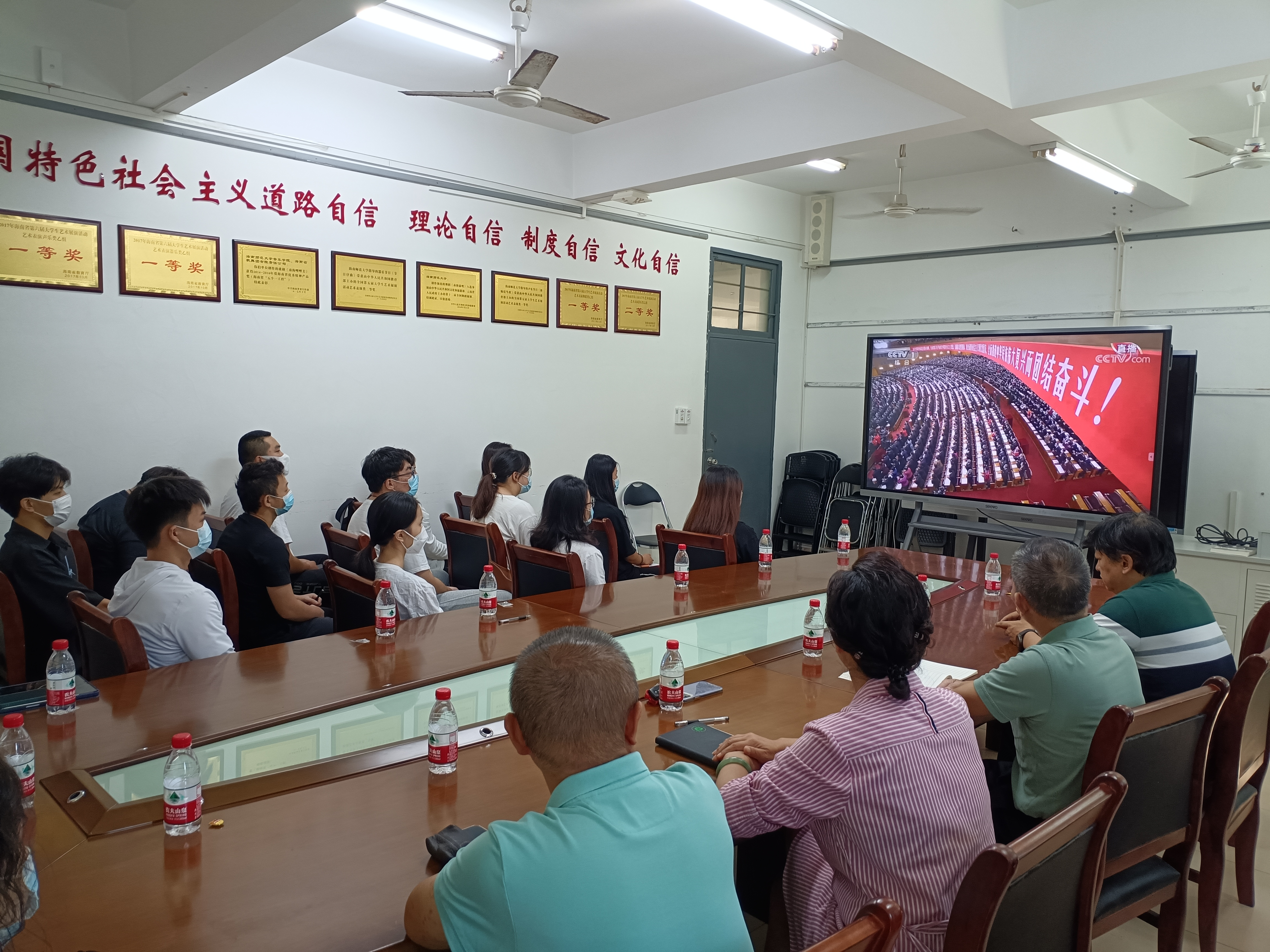 海南师范大学音乐学院师生热切关注党的二十大开幕