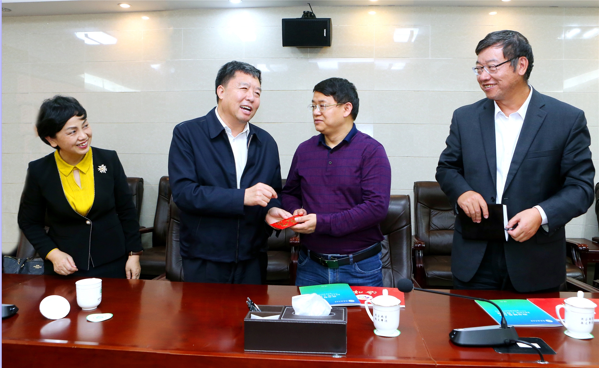 省政协主席毛万春走访慰问我校省委联系专家