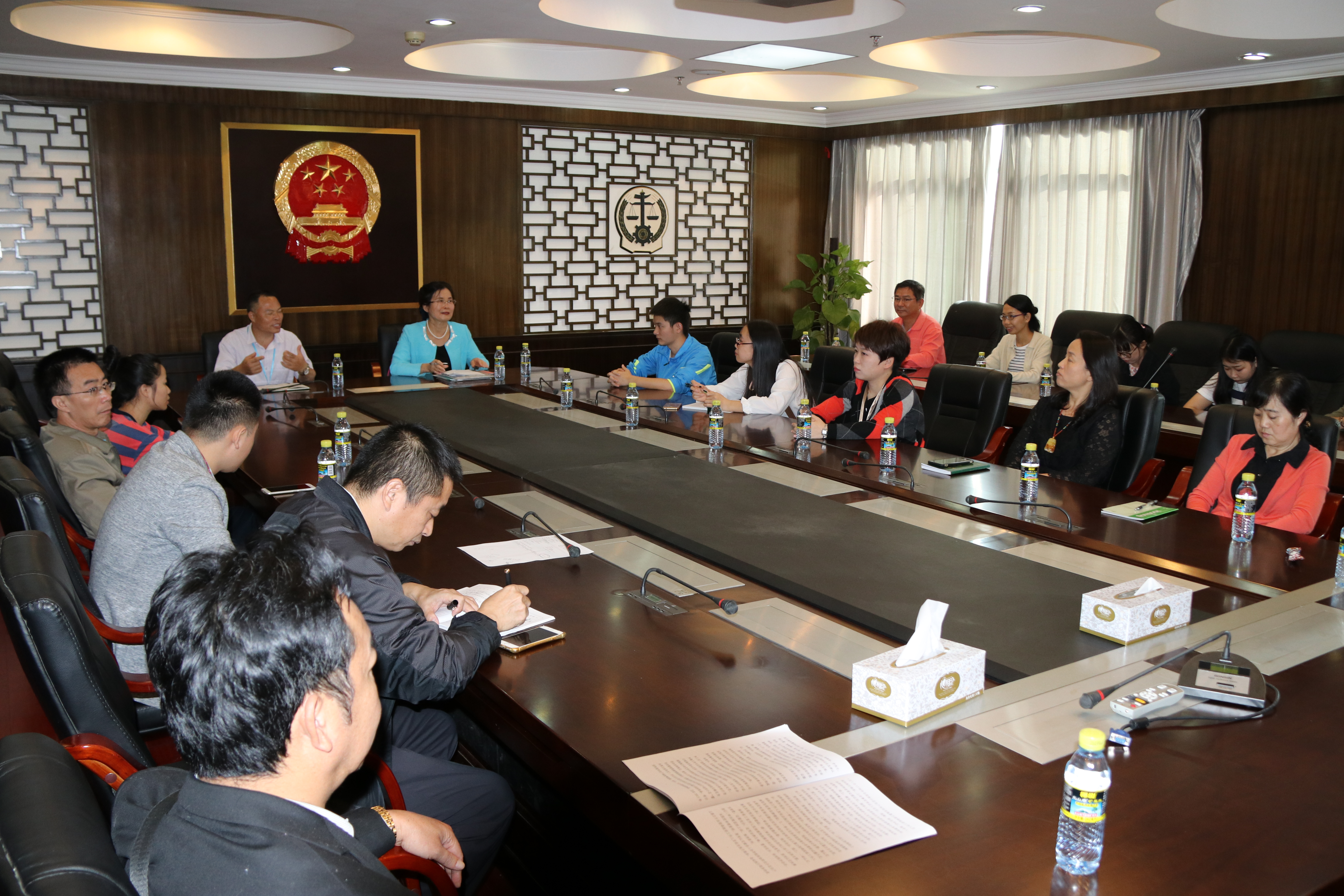 冯春萍院长到访三亚中级人民法院听取实习生实习情况汇报