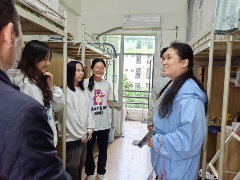 学期伊始教育学院领导及老师走访宿舍慰问学生
