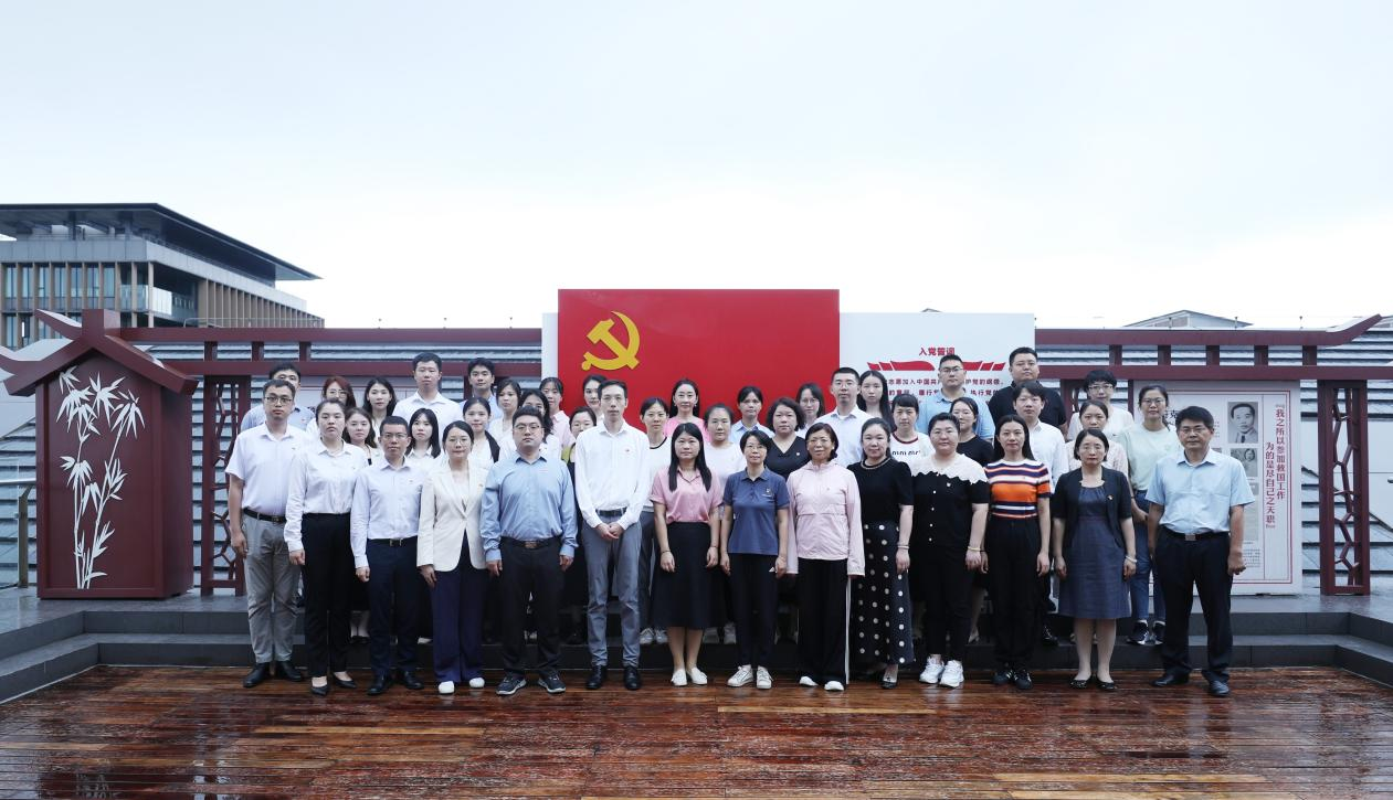 马克思主义学院与中免海口国际免税城 开展主题党日活动