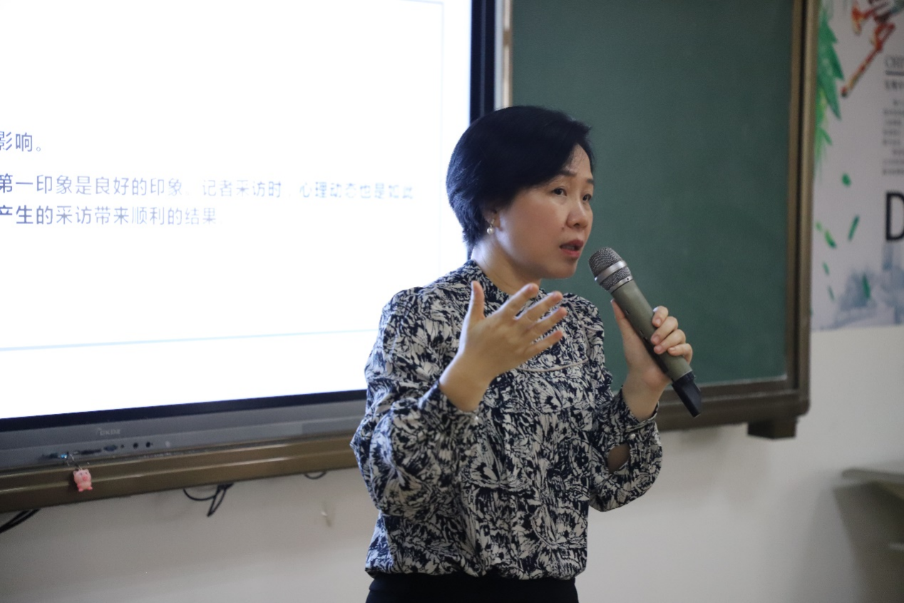 将采访实战经历融入新闻课堂 ——新传院举行“采访与写作中的心理学”系列讲座