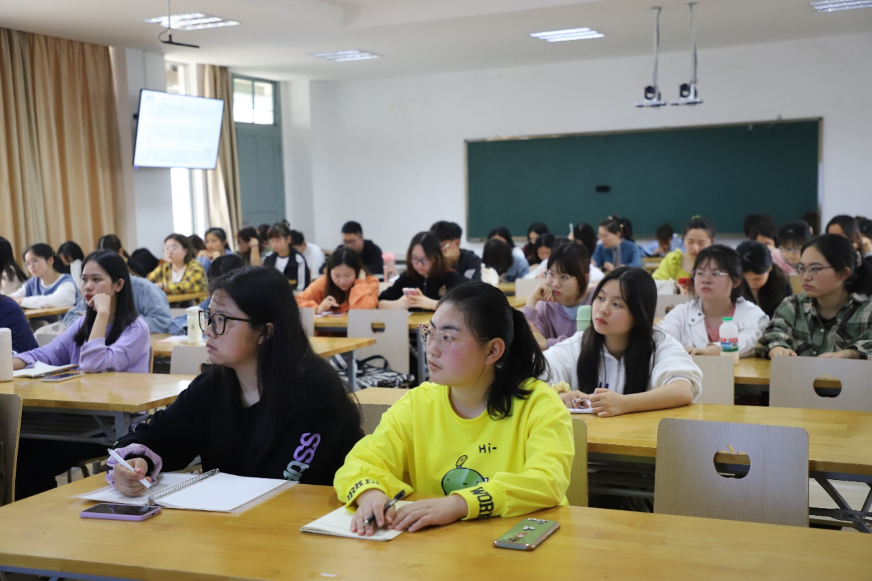 将采访实战经历融入新闻课堂 ——新传院举行“采访与写作中的心理学”系列讲座