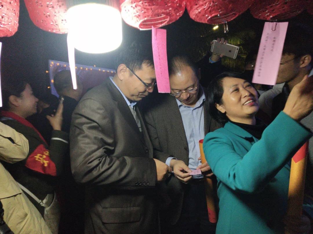 校长挥笔洒墨,师生同庆接福