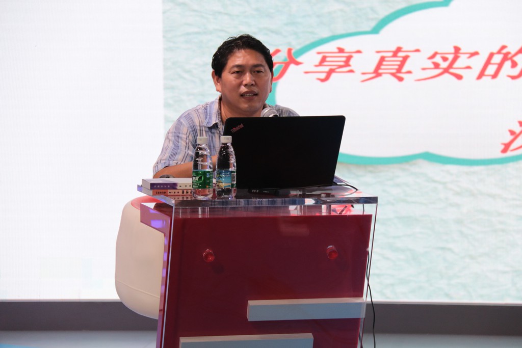 海口日报资深记者彭桐来我校做报告