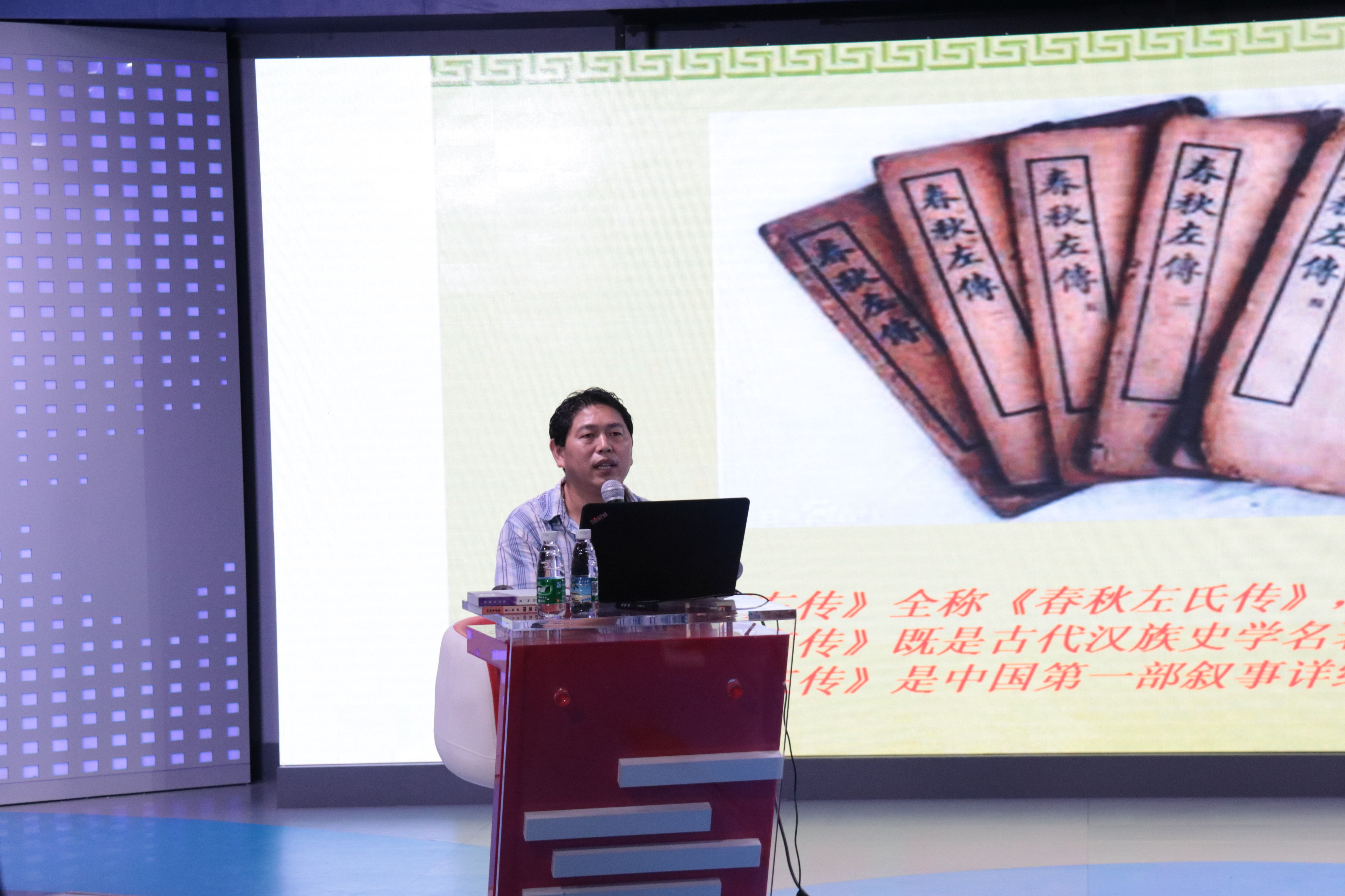 海口日报资深记者彭桐来我校做报告