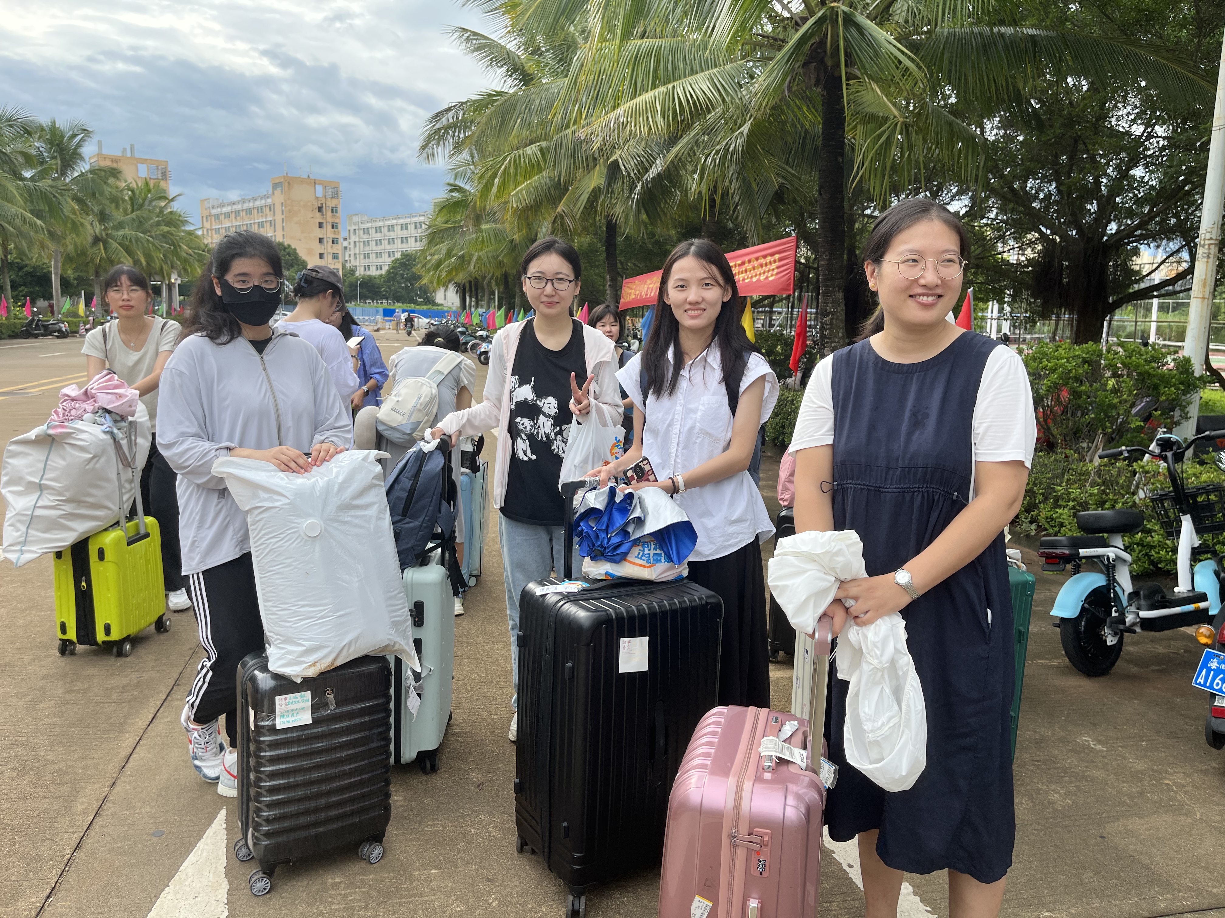 我校1925名实习生分赴海南18个市县参加顶岗和教育集中实习