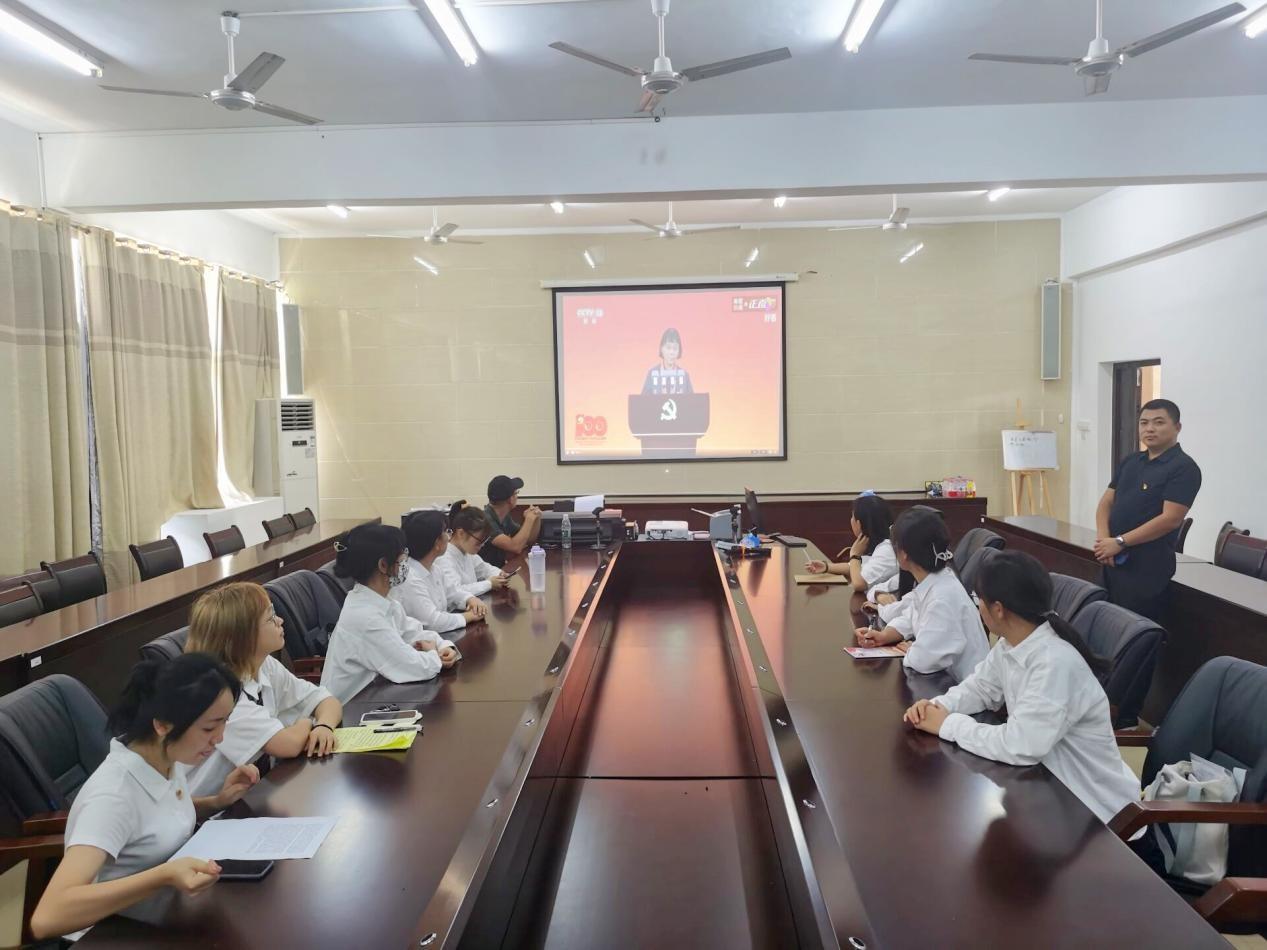 文学院举行“学习时代楷模,坚守教育初心”学习分享会