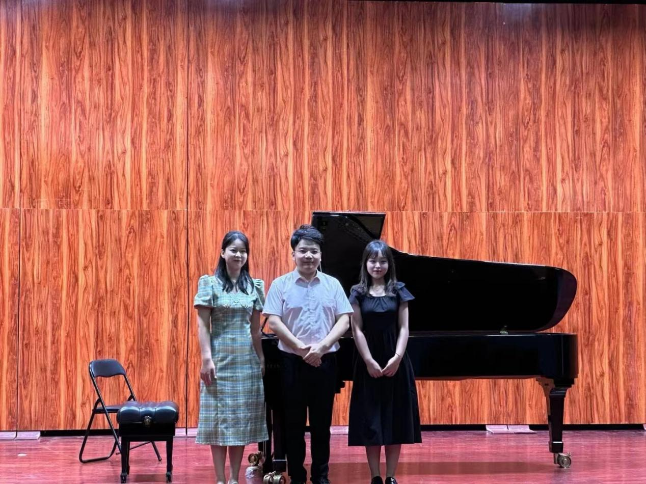 著名钢琴家张乐为我院研究生举办大师课