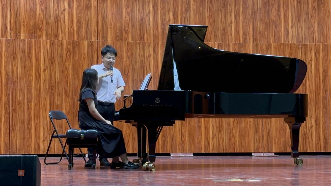 著名钢琴家张乐为我院研究生举办大师课