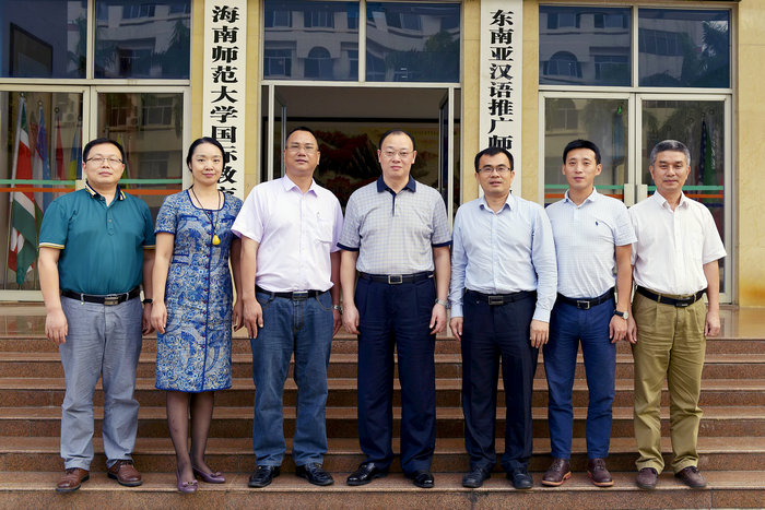 李森副校长与国际教育学院人员合影.jpg