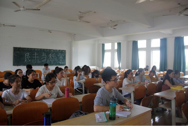 青年之声·文学院“天涯人文:弘扬中华传统文化”系列讲座之“古典诗词阅读与鉴赏入门