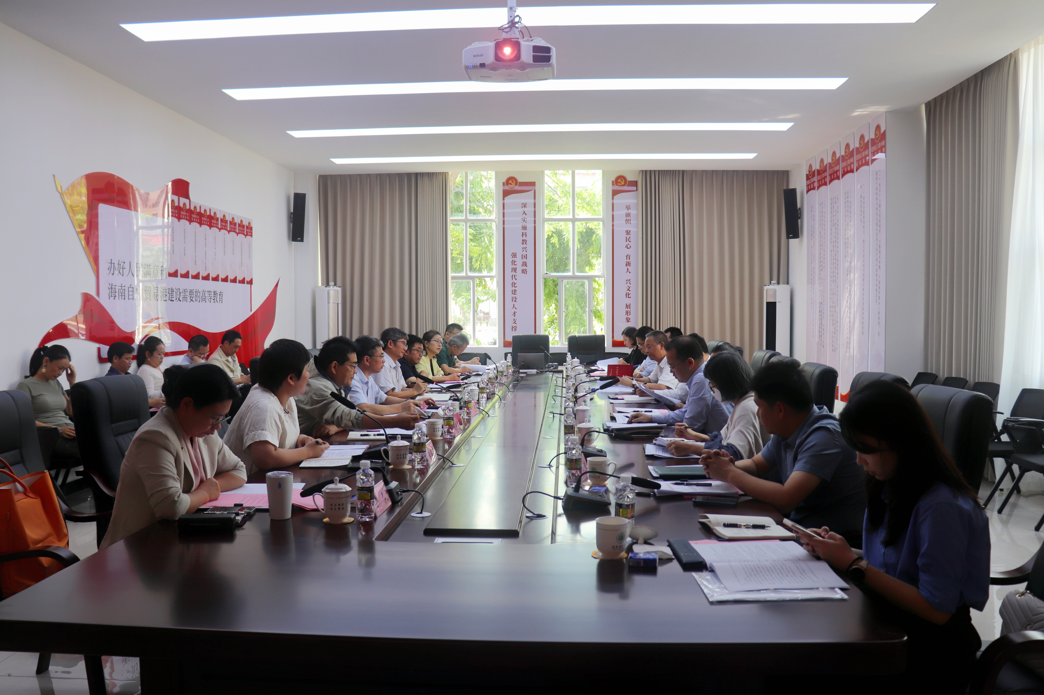 省委宣传部与我校召开部校共建新闻传播与影视学院院务委员会(扩大)座谈会