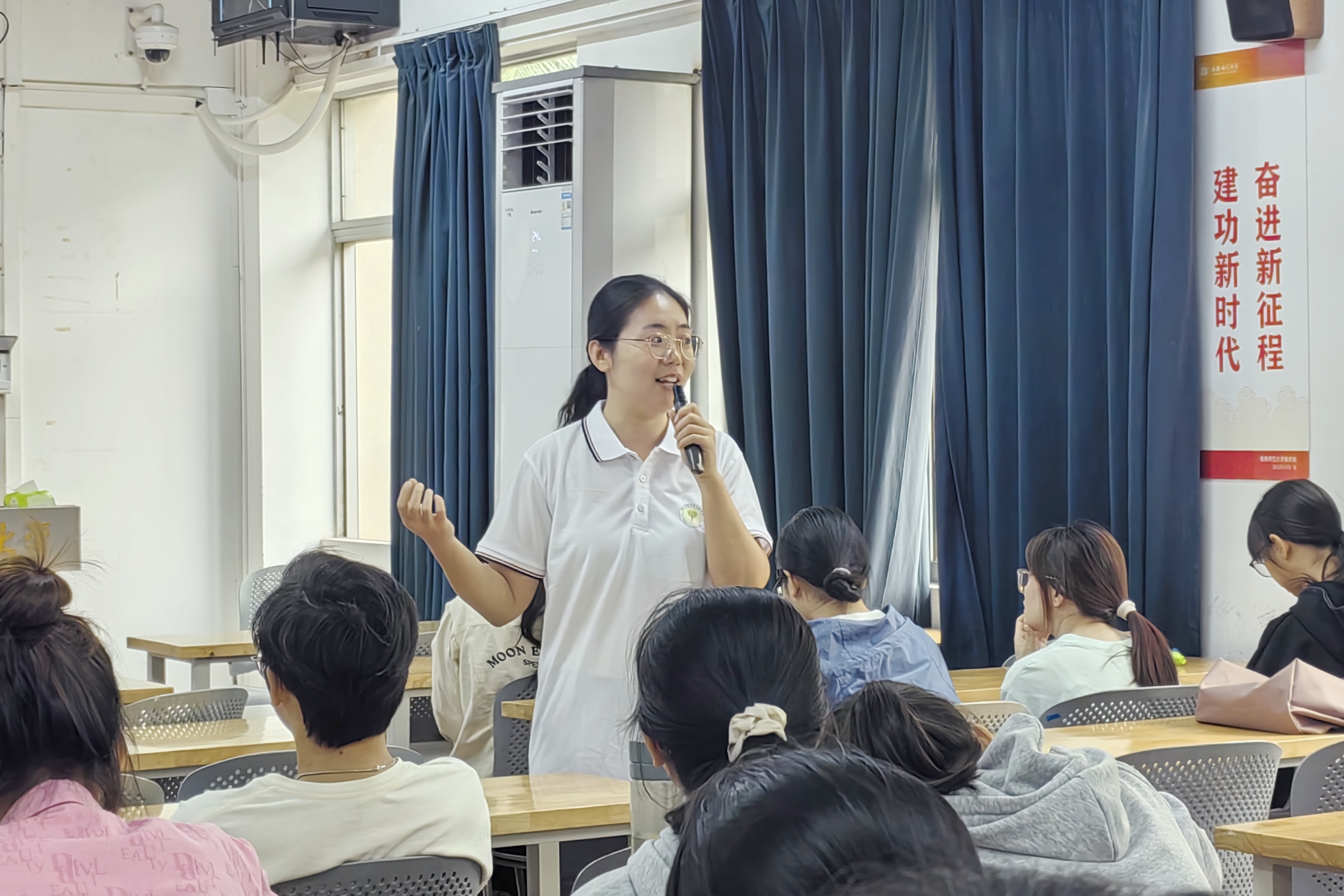 我院邀请校友张天天做《‘职’点迷津，不惧未来》讲座