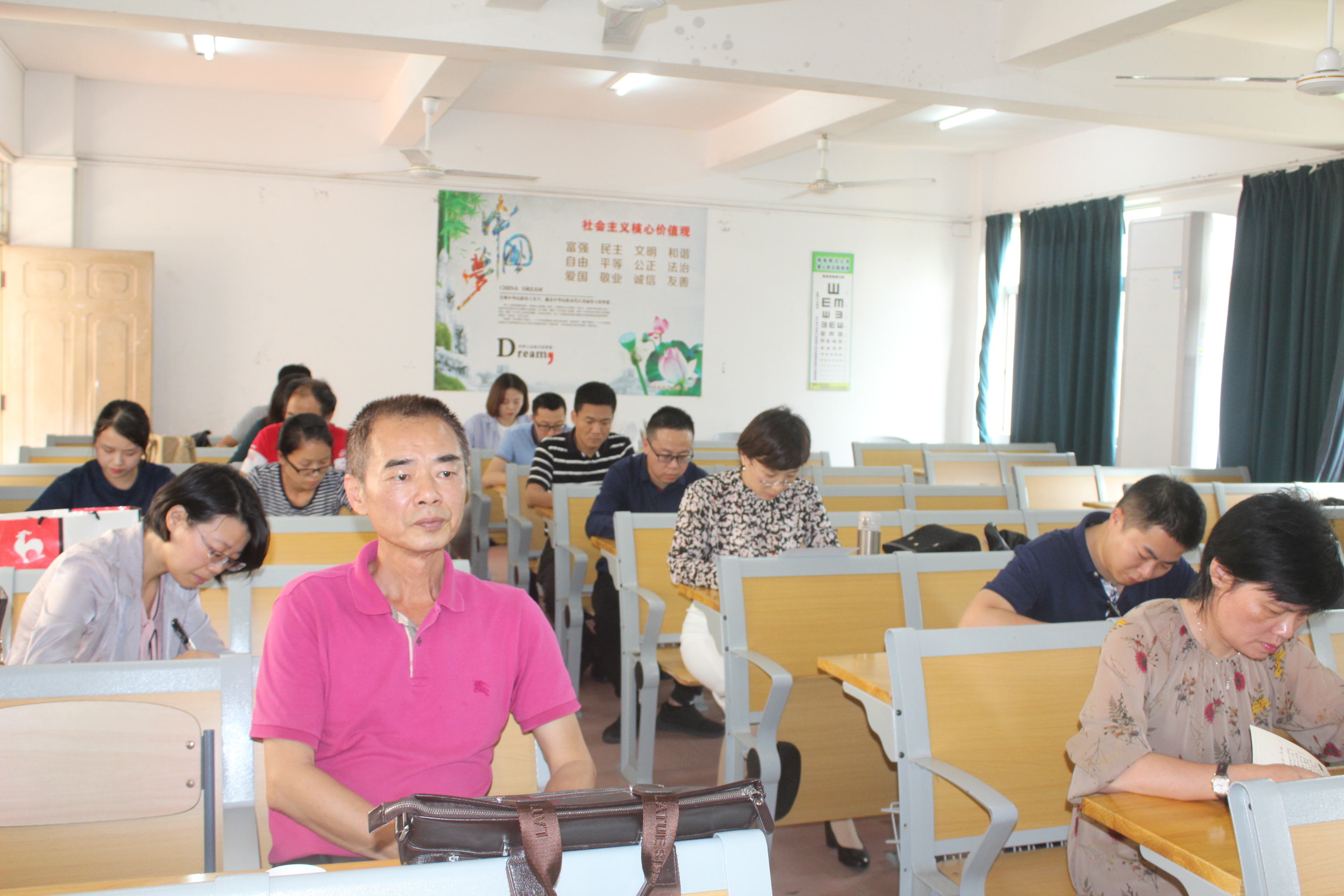 法学院组织全体教工学习“学校思想政治理论课  教师座谈会”精神