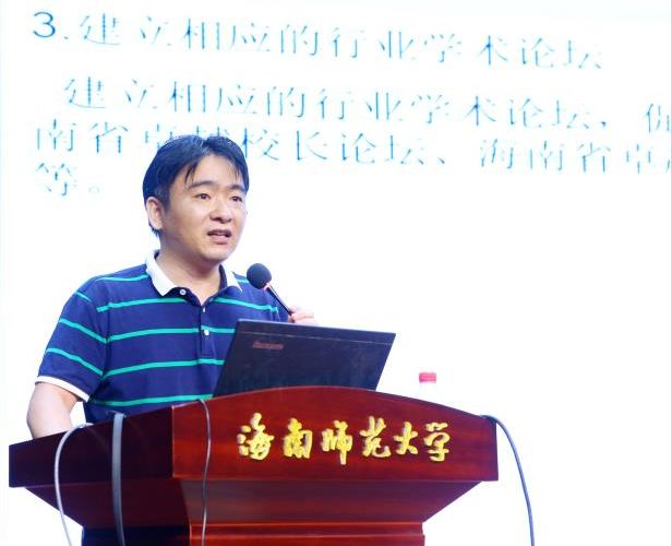 我院赖秀龙博士在全校专业硕士导师培训会上作专题报告