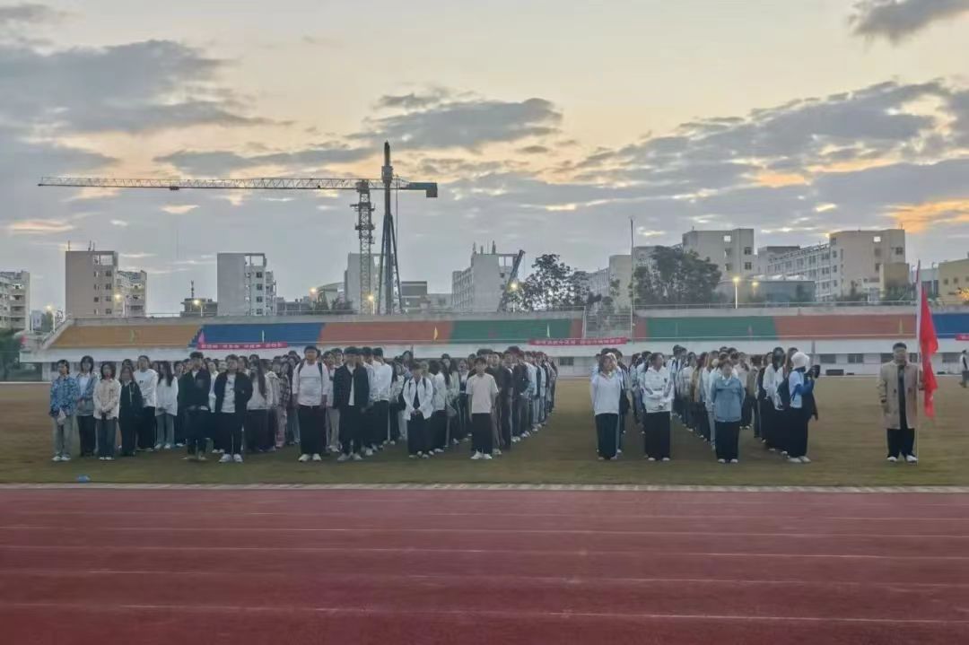 法学院举办“弘扬宪法精神，礼赞伟大祖国”国旗下的讲话爱国主义教育活动