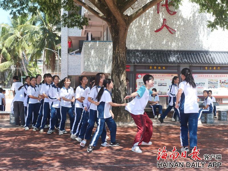 海南日报：《志愿服务点亮多彩暑期》