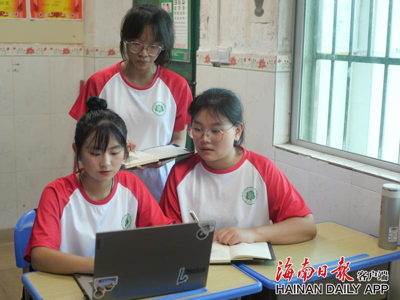 海南日报：《志愿服务点亮多彩暑期》