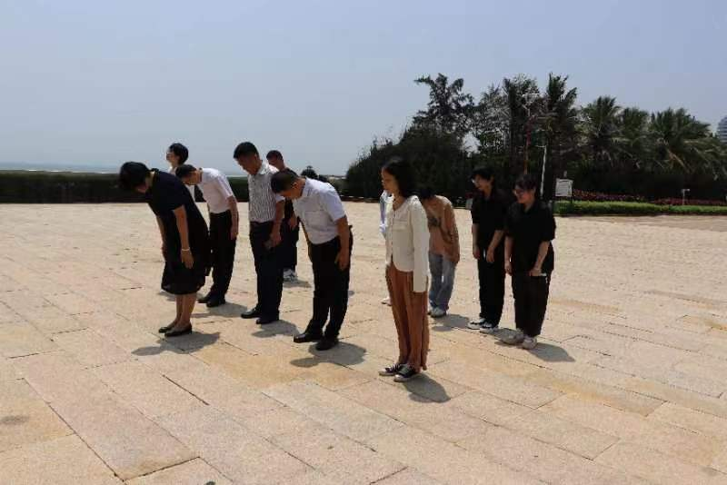 法学院部分教工党员和学生党员代表赴临高角解放公园开展主题党日活动