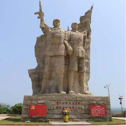 法学院部分教工党员和学生党员代表赴临高角解放公园开展主题党日活动