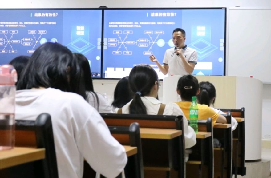 华南师大郭永兴博士为我院学生做创新创业实践周讲座