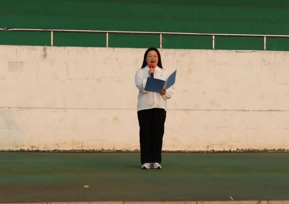 法学院举行以青春之名,扬青春风采——“国旗下的讲话”爱国主义教育活动