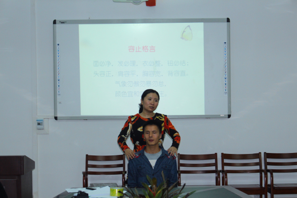 万方有仪  礼立物电--记物理与电子工程学院学生干部礼仪培训