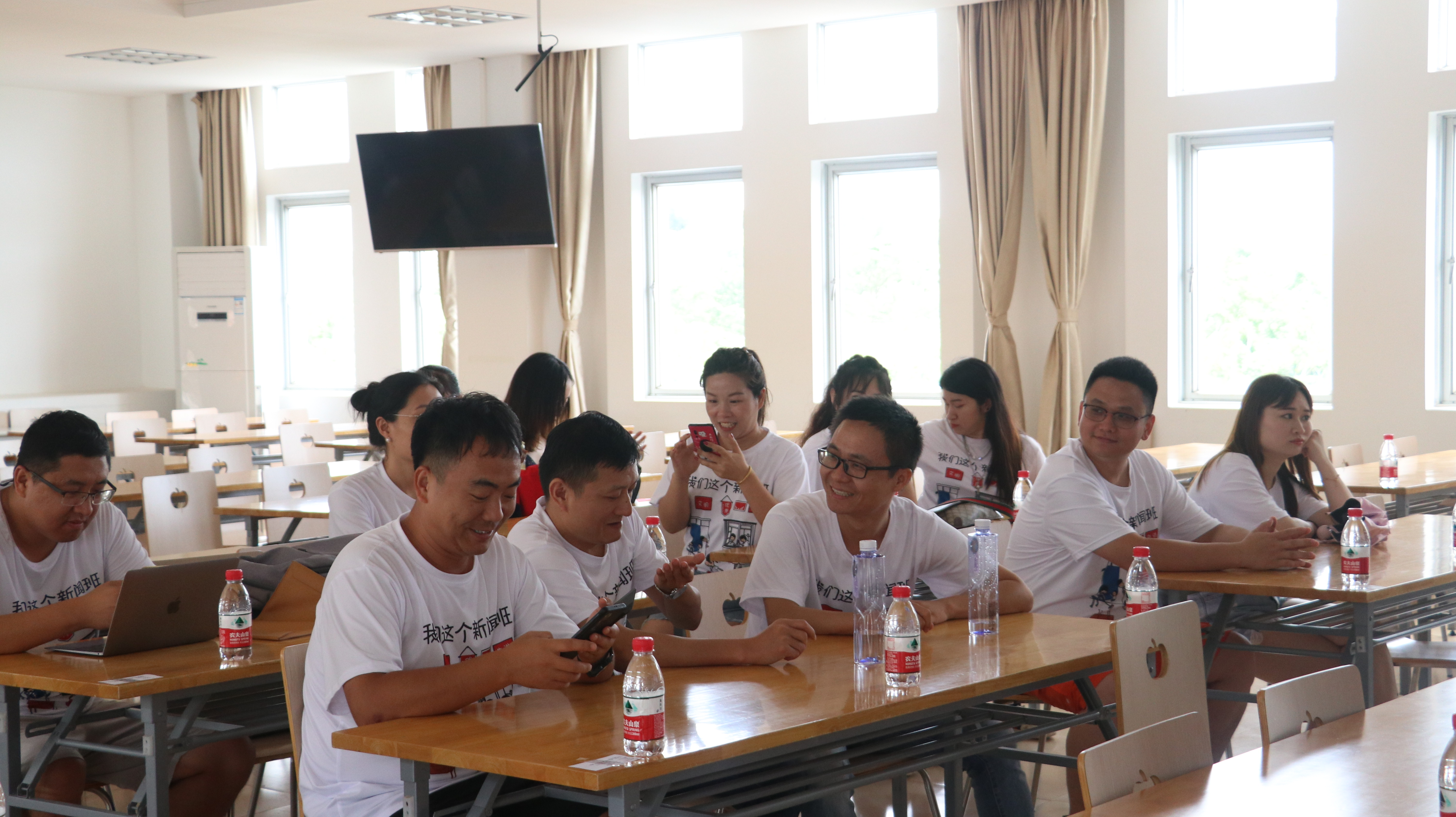 十年弹指一挥间,今昔重逢绽欢颜——海南师范大学2007级新闻班毕业10周年师生联谊会顺