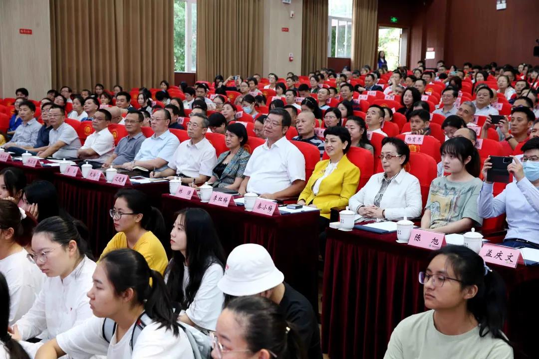 李肇星受聘海南师范大学名誉教授并做专题讲座