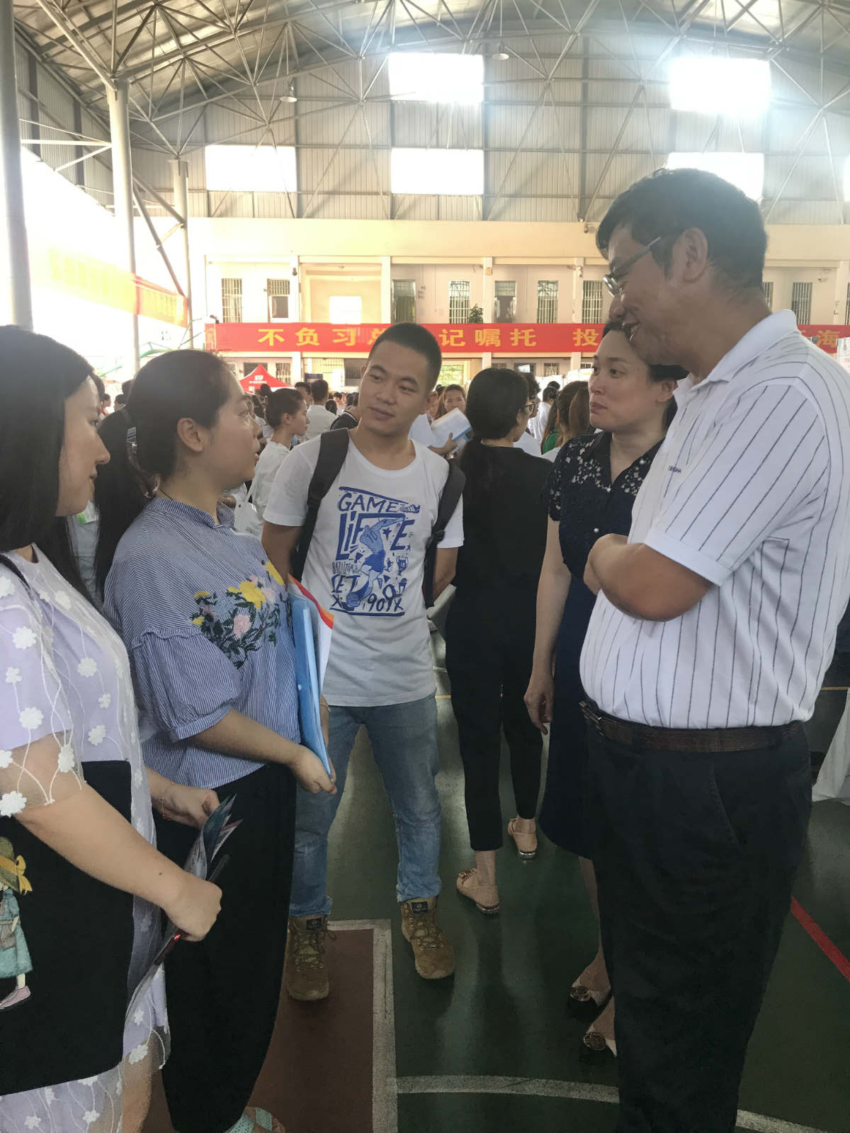 4月21日现场 林校长 与毕业生 微信图片_20190421105323_meitu_2.jpg