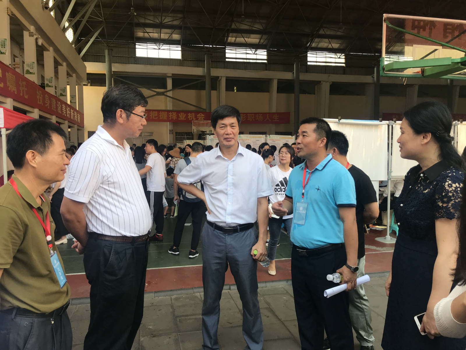 4月21日现场 林校长与用人单位 微信图片_20190421105323_meitu_1.jpg