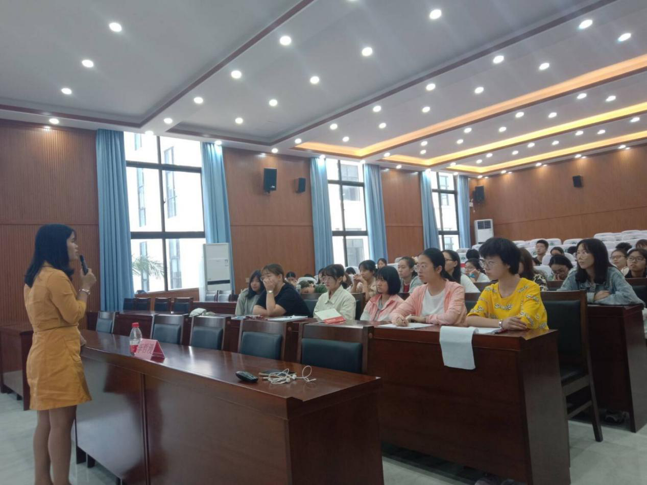 融通情与法，为创新创业锦上添花 ——李哲漫“当代大学生创新创业中的情与法”讲座侧记