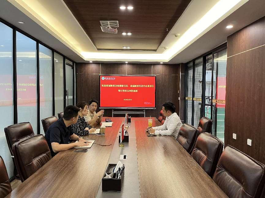 泰国海南会馆副秘书长、泰国顺景汉语中心董事长黎行有校友到我处座谈交流