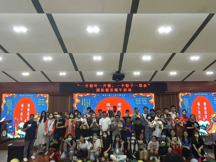 1655111607498650.jpg 中外学生端午节活动合影留念.jpg